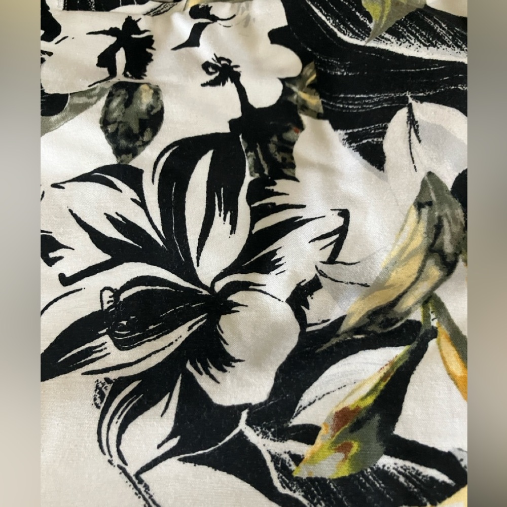 Jungle Floral Print White House Black Market 5” Coastal Stretch Shorts Size 8 - Picture 13 of 16